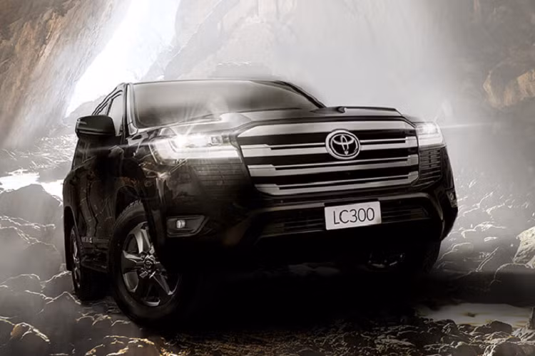 Khi cầm lái Land Cruiser 2023, bạn sẽ được lựa chọn giữa 3 chế độ lái là Eco, Normal và Sport. Ngoài ra, hệ thống thích nghi đa địa hình MST trên xe còn cung cấp 5 tùy chọn khác nhau, gồm tự động, đường đất, cát, bùn và tuyết dày (Auto, Dirt, Sand, Mud, Deep Snow).