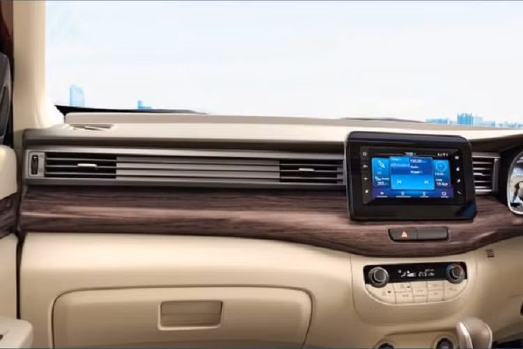 Tương tự ngoại thất, nội thất của Suzuki Ertiga 2022 cũng gần như được bê nguyên từ phiên bản cũ sang. Hãng Suzuki chỉ đưa mặt táp-lô ốp giả gỗ mới và ghế bọc nỉ phối 2 màu vào bên trong mẫu xe này. Ở phiên bản cao cấp nhất, xe sẽ có những trang bị đáng chú ý như đèn pha tự động, gương chiếu hậu gập chỉnh điện, hệ thống thông tin giải trí SmartPlay Pro với màn hình cảm ứng 7 inch, hỗ trợ Android Auto/Apple CarPlay, tính năng ra lệnh bằng giọng nói, ngăn đựng cốc làm mát đồ uống và cửa gió điều hòa cho cả 3 hàng ghế.