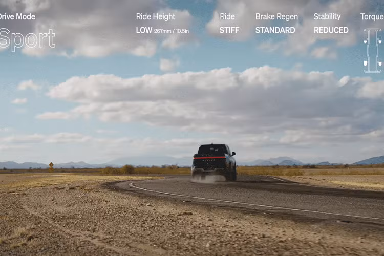 Video khởi đầu với chiếc Rivian R1T chạy điện nhanh trên một đường đua ở chế độ Sport – một điều ít ai ngờ từ một chiếc bán tải. Ở chế độ này, khoảng sáng gầm được đặt ở mức 10,5 inch (Low), hệ thống treo khí ở mức cứng nhất (Stiff), hệ thống kiểm soát cân bằng điện tử ở mức giảm bớt (Reduced), và phanh phục hồi ở mức tiêu chuẩn (Standard). 