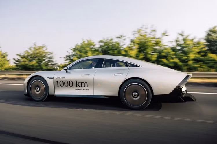 Theo các số liệu thống kê, Mercedes-Benz Vision EQXX có mức tiêu thụ điện là 8,3 kWh cho 100 km. Tốc độ trung bình đạt 83 km/h. Vision EQXX được trang bị một động cơ điện công suất 241 mã lực. Xe có trọng lượng không tải là 1,755 kg.