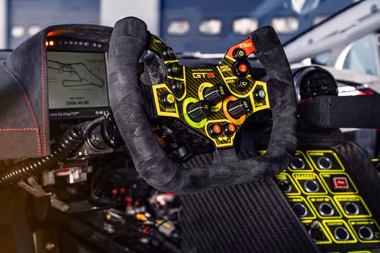 Sàn xe sợi carbon được gia cường bởi chất liệu sợi Zylon, kết hợp cùng khuếch tán gió thiết kế mới mang đến một lực ép xuống mặt đường tốt hơn so với bản GT3 EVO hiện tại. Hệ thống cánh gió khí động học phía sau được cố định trên các cột chịu lực bằng hợp kim nhôm (Ergal 7075 T6), hỗ trợ việc điều chỉnh độ nghiêng chính xác hơn những phiên bản EVO đang được sử dụng.