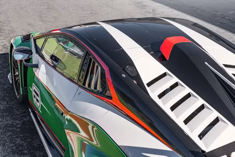 “Huracán GT3 EVO2 không chỉ là một bước phát triển của phiên bản xe đua hiện tại. Đây là một dự án nhằm củng cố sự chuyển giao công nghệ giữa bộ phận Motorsport và thương hiệu Lamborghini. Đồng thời, chiếc xe còn phải kế thừa những thành tích xuất sắc của thế hệ Huracán GT3 trước...” Giorgio Sanna, trưởng bộ phận Motorsport của Lamborghini phát biểu.