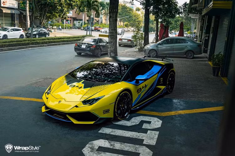 Chiếc siêu xe Lamborghini Huracan LP610-4 nguyên bản có màu cam nhưng mới đây đã được cô gái sinh năm 1997 cho lên Sài thành để diện áo mới lấy ý tưởng từ mẫu xe đua Lamborghini Essenza SCV12 với điểm nhấn là con số 94, thể hiện cho tỉnh Bạc Liêu, nơi 9X này đang cùng chồng đang sinh sống và kinh doanh mỹ phẩm.