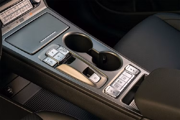 Các thông số kỹ thuật chi tiết hơn sẽ được công bố trong những tháng tới, nhưng Hyundai cho biết chiếc Kona thế hệ thứ 2 có chiều dài 4.355 mm, dài hơn 150 mm so với người tiền nhiệm, khoảng cách giữa các bánh xe tăng thêm 60 mm, trong khi chiều rộng hơn 25 mm. Điều này sẽ tạo ra một nội thất rộng rãi với thêm chỗ để chân cho hàng ghế sau.