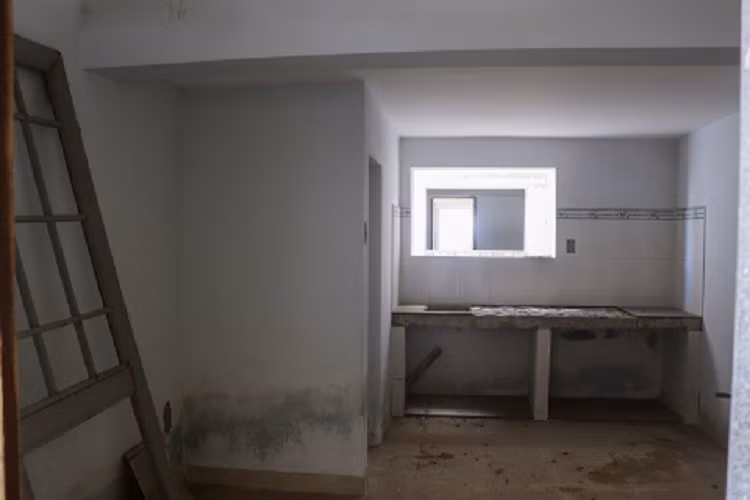 Các căn hộ trong khu nhà ở cho người thu nhập thấp có diện tích khoảng 15 m2 và có phần gác lửng. Do để hoang lâu năm, các nguyên vật liệu công trình có dấu hiệu xuống cấp, hư hỏng. Một block chung cư được đổ phần móng rồi để cỏ mọc um tùm. Theo nhân viên bảo vệ, tại đây có 2 người trông coi. Khu vực ở của những người này là một phòng trệt của chung cư xây dang dở. 
