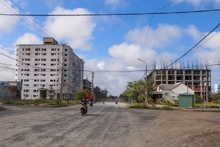 Trên diện tích 1.828 ha, Dự án có quy mô đầu tư gồm hệ thống cơ sở hạ tầng, công trình công cộng, công trình dịch vụ và 3.688 căn hộ đầy đủ tiện nghi sinh hoạt, với tổng vốn hơn 708 tỷ đồng. Tuy nhiên, sau hàng chục năm đằng đẵng, chưa có hạng mục nào được hoàn thành, dự án vẫn bỏ hoang.