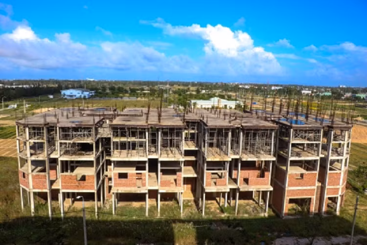 Dự án khu nhà ở dành cho người có thu nhập thấp tại Khu đô thị mới Điện Nam - Điện Ngọc (thị xã Điện Bàn, Quảng Nam) do Công ty cổ phần Tư vấn đầu tư nông nghiệp nông thôn và dịch vụ thể thao du lịch STO làm chủ đầu tư. Dự án được phê duyệt đầu tư xây dựng năm 2010 và chia làm 3 giai đoạn với thời hạn hoàn thành, đưa vào sử dụng vào tháng 8/2018. 