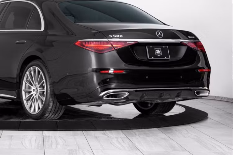 Mẫu xe này cũng có thể được trang bị đèn nhấp nháy, còi báo động, và hệ thống địa chỉ công cộng cho phép người ngồi trong xe giao tiếp với những người bên ngoài xe mà không cần hạ cửa sổ.