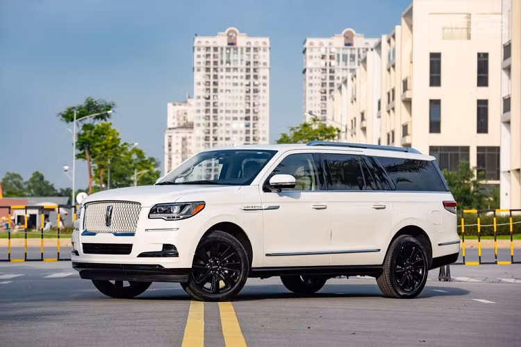 Ở sức mạnh, SUV hạng sang Lincoln Navigator 2022 đầu tiên về Việt Nam sử dụng động cơ V6, tăng áp kép, dung tích 3.5 lít, sản sinh ra công suất tối đa 440 mã lực, thấp hơn 10 mã lực so với bản trước và mô-men xoắn cực đại 691 Nm.