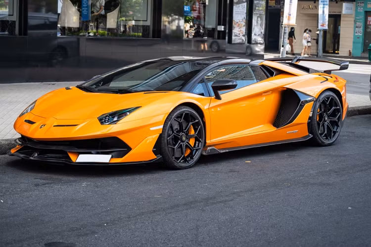 Lamborghini Aventador SVJ mui trần được trang bị khối động cơ V12, dung tích 6,5 lít, sản sinh ra công suất tối đa 759 mã lực và mô-men xoắn cực đại 720 Nm. Động cơ kết hợp cùng hộp số ISR bảy tốc độ và hệ thống dẫn động bốn bánh.