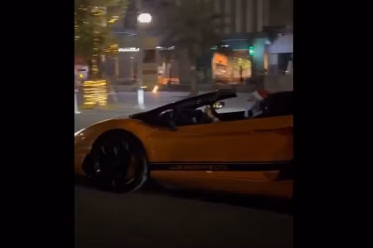 Chiếc siêu xe Lamborghini Aventador SVJ Roadster mà ông già noel ở Hà Nội sử dụng là 1 trong 2 xe đang xuất hiện tại Việt Nam và trên toàn thế giới chỉ có 800 chiếc được sản xuất.