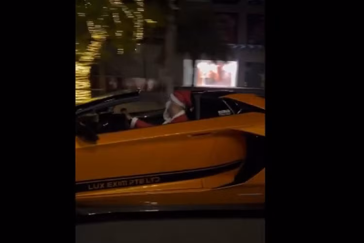 Điểm nổi bật trên siêu xe Lamborghini Aventador SVJ Roadster chính là phần nóc xe được chia thành 2 mui cứng bằng carbon, có thể tháo lắp dễ dàng bằng tay. Để mở mui, chủ nhân chỉ cần bật lẫy được gắn sau đầu các ghế ngồi. Quá trình tháo lắp mui xe Lamborghini Aventador SVJ Roadster có thể mất thời gian trên 20 giây. Khoang chứa của 2 chiếc mui bằng carbon nằm ở nắp capô phía trước.