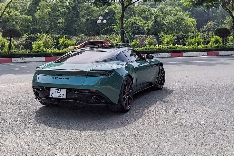Thông tin chúng tôi có được, chiếc xe thể thao hạng sang Aston Martin DB11 V8 mới về Việt Nam có ngoại thất sơn màu Racing Green 59, đây là 1 trong những màu sơn gợi nhớ đến kỷ niệm chiến thắng 24 giờ Le Mans năm 1959 của chiếc xe đua DBR1.