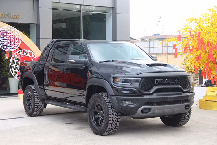 Với khối động cơ V8 6.2L và mức giá gần 8 tỷ đồng, phiên bản đặc biệt TRX của RAM 1500 trở thành mẫu bán tải chính hãng mạnh và đắt đỏ nhất tại Việt Nam. Điều này khiến RAM 1500 TRX tại Việt Nam trở thành một mẫu bán tải dạng độc lạ và kén khách, chỉ dành cho một vài chủ nhân đủ đam mê và điều kiện tài chính.