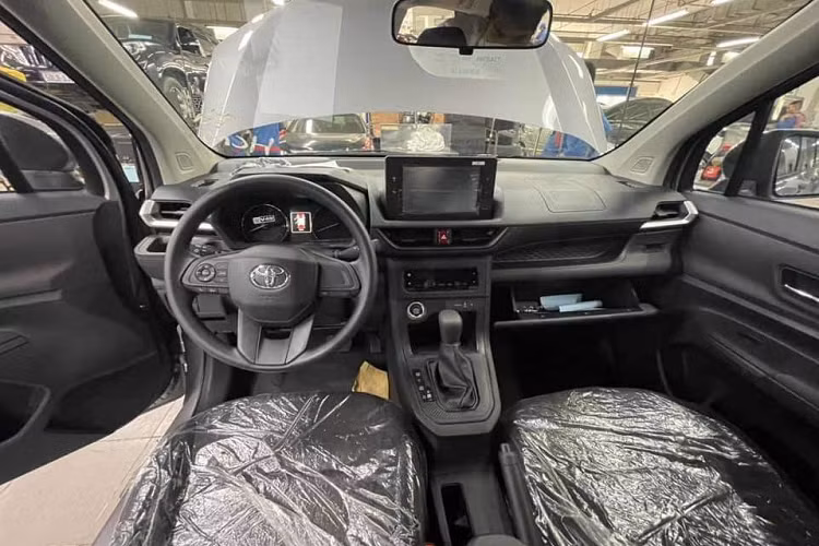 Sau khi xuất hiện trên mạng, hình ảnh chụp nội thất của Toyota Avanza Premio 2022 đã khiến một số người cảm thấy thất vọng. Tuy nhiên, vì Toyota Avanza Premio 2022 là MPV giá rẻ nên cũng không thể kỳ vọng quá nhiều vào mẫu xe này.