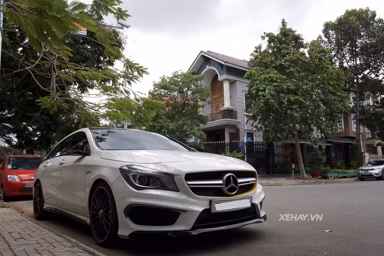 Chiếc xe trong bài thuộc bản đặc biệt OrangeArt Edition nên có thêm nhiều trang bị thú vị như mâm xe thể thao AMG 19-inch đa chấu màu đen nhám với đường chỉ màu cam, viền tròn màu cam ở cụm đèn trước, lưới tản nhiệt 2 nan AMG màu chrome bạc/gương chiếu hậu/tấm khuếch tán với viền màu cam.