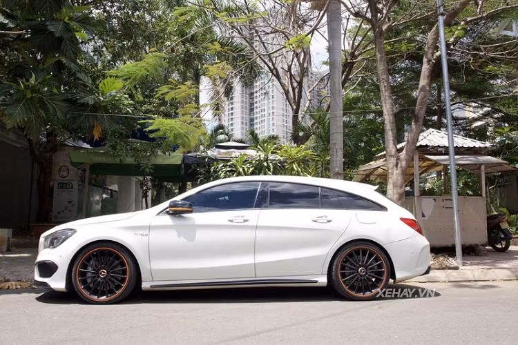 Cũng nhờ đó mà thể tích khoang hành lý của Mercedes CLA 45 AMG tại Việt Nam này được tăng thêm 125 lít và khoảng không ở hàng ghế sau nới rộng 40 mm so với phiên bản 4 cửa. Khoang hành lý có thể đạt thể tích 1.345 lít khi gập phẳng hàng ghế sau, giúp bạn có thể mang theo vài túi gậy golf hay cả chiếc xe đạp leo núi.
