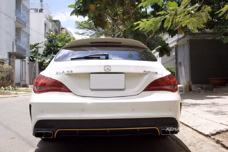 Những chi tiết thiết kế khác của Shooting Brake đều rất quen thuộc, gồm lưới tản nhiệt có hai thanh ngang chạy song song và logo AMG nhỏ gọn được bố trí chếch về bên phải, cụm đèn chiếu sáng đặc trưng của Mercedes-Benz với dải đèn LED ban ngày hiện đại.