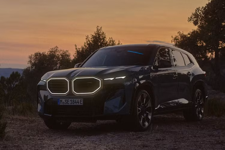 Mẫu xe SUV BMW XM 2023 sử dụng động cơ xăng V8, tăng áp kép, dung tích 4.4L, sản sinh công suất tối đa 483 mã lực và mô-men xoắn cực đại 650 Nm. Động cơ kết hợp với hộp số tự động 8 cấp và hệ dẫn động 4 bánh. Nằm bên trong hộp số là mô-tơ điện mạnh 194 mã lực. Tổng cộng, mẫu SUV hạng sang này sở hữu công suất 644 mã lực tại tua máy 5.400 vòng/phút và mô-men xoắn cực đại 800 Nm tại dải tua máy 1.600 - 5.000 vòng/phút.