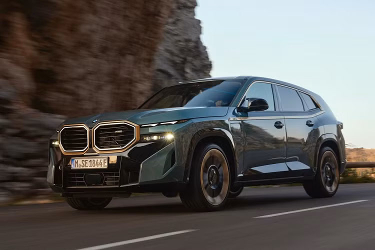 Tuy có kích thước lớn nhưng BMW XM mới chỉ có thể chở được 4 người. So với BMW X7, XM đắt hơn gần 60.000 USD nhưng lại chở được ít hơn 3 người. Ngoài thiết kế ngoại thất thì đây cũng là một chi tiết gây tranh cãi của mẫu SUV hạng sang này. Tại thị trường Mỹ, giá xe BMW XM 2023 khởi điểm từ 159.000 USD (khoảng 3,78 tỷ đồng). Xe sẽ cạnh tranh với đối thủ Porsche Cayenne Turbo S E-Hybrid.