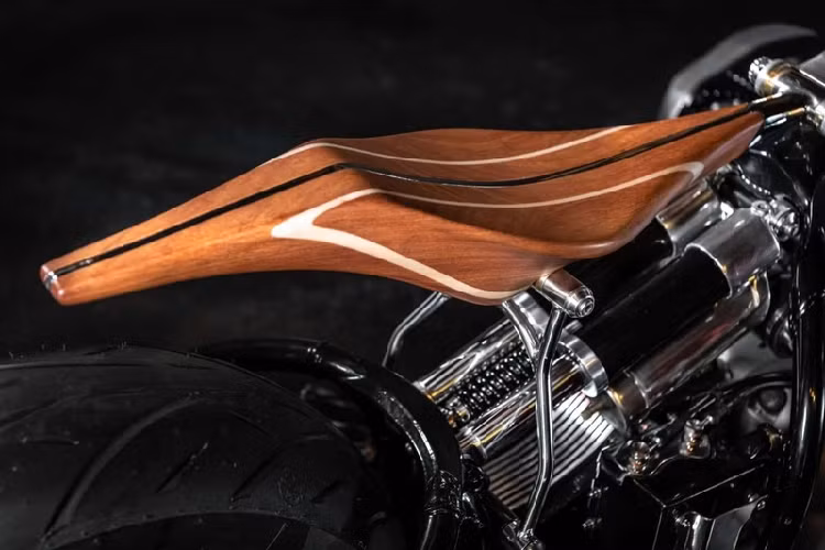 Trên phiên bản tùy chỉnh "có một không hai" BMW R18 Magnifica Chopper, đĩa phanh và kẹp phanh cũng được làm thủ công, kết hợp với bánh xe hợp kim phôi được gia công theo thiết kế của Radikal.