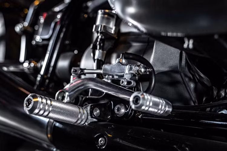 Hiện chưa rõ giá xe BMW R18 Magnifica Chopper phiên bản đặc biệt này, trong khi đó, tại Việt Nam, Tại Việt Nam, BMW R18 đang được phân phối chính hãng với phiên bản tiêu chuẩn và First Edition, có giá từ 929 triệu đến 1,039 tỷ đồng.