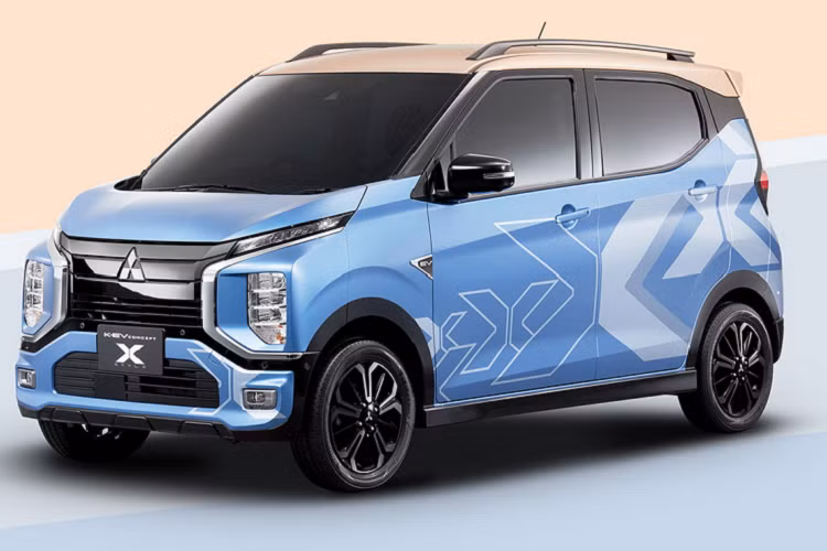 Delica D:5 Tough x Tough được trang bị thêm hệ thống treo giúp nâng gầm cao, bộ mâm xe 16 inch đi kèm lốp đa địa hình, tấm bảo vệ cản, đèn LED bổ sung và tấm chắn bùn. Thân xe còn được trang trí kết hợp với các điểm nhấn màu đen và đỏ mờ, cùng với decal bên hông của Ralliart. Chiếc MPV này có đủ không gian ngủ cho bốn người nhờ một chiếc lều trên nóc xe có thể thu vào, hàng ghế thứ hai và thứ ba có thể biến đổi thành giường đôi.