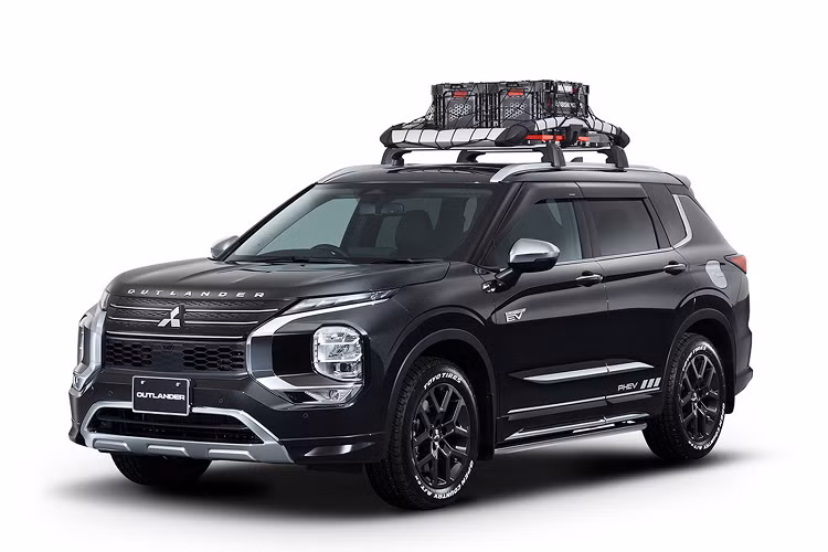 Hai mẫu xe với gói nâng cấp Ralliart đều được sơn màu trắng Diamond kết hợp với các chi tiết tạo điểm nhấn màu đỏ trên phần líp trước và tấm chắn bùn. Ngoài ra, xe còn được trang bị bộ decal thể thao bên hông xe, bộ mâm hợp kim được sơn màu đen bóng. Nhằm tăng thêm phần thể thao cho xe, thương hiệu cũng lắp đặt thêm cho xe cánh gió sau.