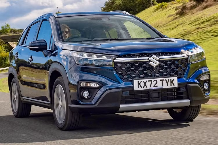  Suzuki SX4 S-Cross thế hệ mới đã chính thức trình làng vào hồi tháng 11 năm ngoái. Vào thời điểm đó, mẫu SUV cỡ B này chỉ có hệ truyền động mild hybrid với động cơ xăng tăng áp 1.4L. Sau 1 năm, Suzuki SX4 S-Cross tiếp tục được bổ sung động cơ mới. Lần này, hãng Suzuki trang bị hệ truyền động hybrid cho xe.