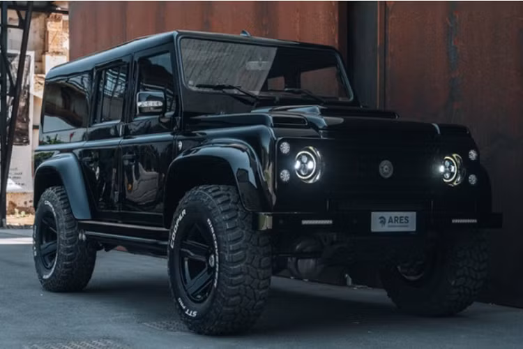 Mẫu xe Land Rover Defender độ Ares Design sở hữu bộ bậc bước mới, ống xả và đèn pha LED, đèn chiếu sáng ban ngày, đèn sương mù và bộ đèn hậu mới. Hãng độ cho biết bản độ này sẽ được giới hạn số lượng sản xuất nhưng chưa rõ con số cụ thể là bao nhiêu xe.