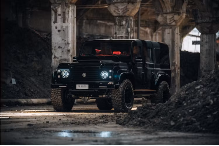 Các tính năng giải trí ở Land Rover Defender được nâng cấp với hệ thống Alpine tích hợp Android Auto và Apple CarPlay. Dàn âm thanh 6 loa được lắp thêm 1 loa siêu trầm.