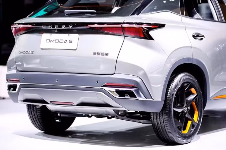 "Trái tim" của Chery Omoda 5 là khối động cơ xăng TGDI 4 xi-lanh, dung tích 1.6L, sản sinh công suất tối đa 197 mã lực và mô-men xoắn cực đại 290 Nm. Động cơ kết hợp với hộp số tự động ly hợp kép 7 cấp và hệ dẫn động cầu trước. Trong tương lai, hãng Chery dự định còn tung ra phiên bản hybrid và thuần điện của mẫu SUV cỡ B này.