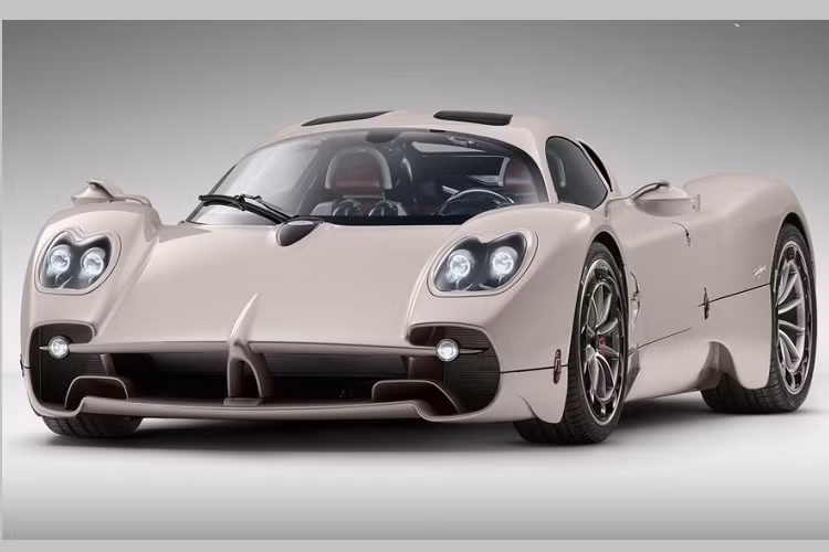 Sau Zonda với cửa ngang truyền thống, đến lượt Huayra với sự phá cách kiểu cánh chim và nội thất đẳng cấp, đến nay, Pagani trình làng siêu xe mới tinh thứ 3 của mình với tên gọi Utopia mang thiết kế "tân cổ giao duyên". Lần đầu tiên, cửa cánh bướm có trên Pagani Utopia 2022 mới.