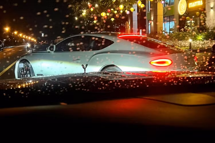 Cuong Do la khoe bien Bentley Continental hon 20 ty do “noc nha” bam