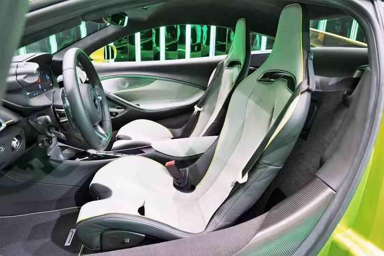 Giá xe McLaren Artura tại Việt Nam khởi điểm từ 15,99 tỷ đồng, đã bao gồm thuế VAT nhưng chưa tính các chi phí tùy chọn cũng như lăn bánh và mỗi phiên bản sẽ có giá dao động khác nhau.