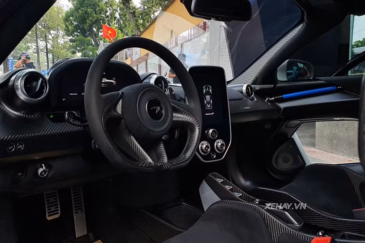 Chưa hết, chiếc McLaren Senna của Đặng Lê Nguyên Vũ còn được trang bị ốp cách nhiệt động cơ bằng vàng do bộ phận MSO cung cấp, có giá lên đến 30.000 USD (khoảng 697 triệu đồng), mang đến khả năng tản nhiệt nhanh, giảm áp lực cho động cơ. McLaren Senna được phát triển hai hệ thống ống xả khác nhau để phù hợp với từng thị trường.