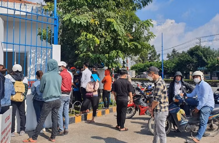 Công nhân mất việc làm, rời khu công nghiệp về quê - Hình 2 Cong nhan mat viec lam, roi khu cong nghiep ve que-Hinh-2