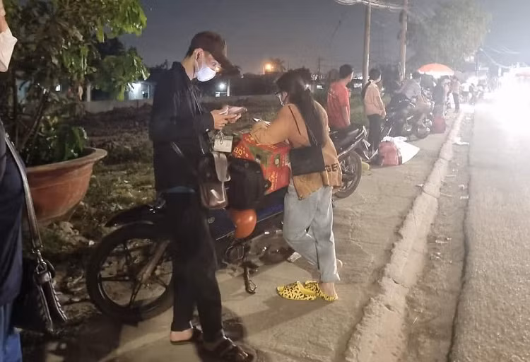 Công nhân mất việc làm, rời khu công nghiệp về quê Cong nhan mat viec lam, roi khu cong nghiep ve que