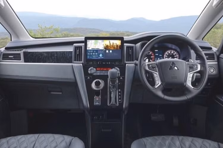 Nhìn ngang, phần hông xe Mitsubishi Delica 2022 không có nhiều thay đổi so với thế hệ tiền nhiệm, ngoại trừ bộ mâm hợp kim đa chấu mới. Trong khi ở đuôi xe là cụm đèn hậu và đèn phanh mới, cản va trước cũng được tái thiết kế với tạo hình mềm mại, tinh tế hơn.