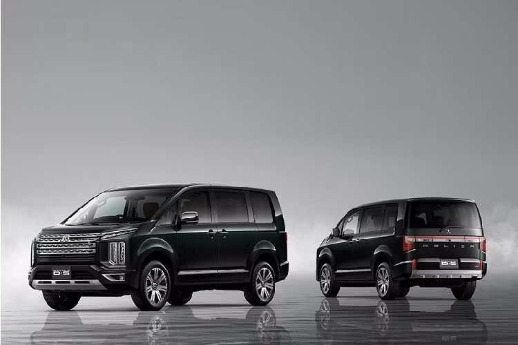 Tại Nhật Bản, giá xe Mitsubishi Delica 2022 chưa công bố nhưng sẽ có 2 phiên bản là Standard (Tiêu chuẩn) và Urban Gear, với các tùy chọn màu sơn: Diamond White, Diamond Black và Sterling Silver Metallic, Black Mica và Graphite Grey Metallic.