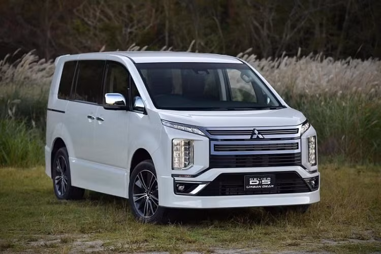 Về hệ truyền động, Mitsubishi Delica 2022 được trang bị động cơ tăng áp dầu 2.2L cho ra công suất tối đa 145 mã lực và momen xoắn cực đại 380 Nm. Đi kèm là hộp số tự động 8 cấp và hệ dẫn động 4 bánh toàn thời gian tiêu chuẩn.