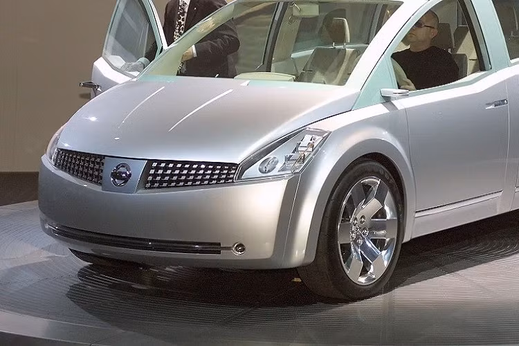 Một người dùng Facebook có tên Joshua Dayton Cooper đã vô tình bắt gặp hai chiếc xe concept của hãng Nissan trong bãi phế liệu ở thành phố Nashville, bang Tennessee, Mỹ. Bãi phế liệu này vốn nằm cách không xa so với trụ sở chính của hãng Nissan. Qua những hình ảnh do anh Cooper chụp, có thể thấy 2 chiếc xe concept này là Nissan Bevel đời 2007 và Nissan Quest 2002.