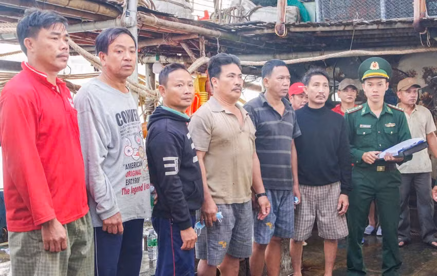 Tàu cá Quảng Nam chìm trên biển: 11 ngư dân vào bờ an toàn Tau ca Quang Nam chim tren bien: 11 ngu dan vao bo an toan