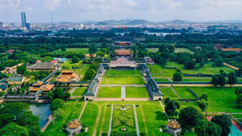 50 năm sau ngày giải phóng, thành phố Huế đang chuyển mình mạnh mẽ, từng bước khẳng định vai trò, vị thế về văn hóa, du lịch; y tế chuyên sâu, giáo dục, đào tạo và khoa học-công nghệ… trong kỷ nguyên vươn mình của dân tộc.