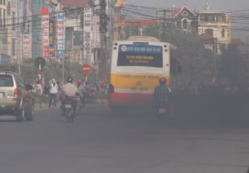  Ô nhiễm không khí giải thích đơn giản là tình trạng gia tăng, thậm chí vượt ngưỡng của các yếu tố như khói, bụi, CO2, CO, các hóa chất độc hại trong không khí. Tình trạng này do chất thải từ các phương tiện giao thông, nhà máy và khu công nghiệp. 
