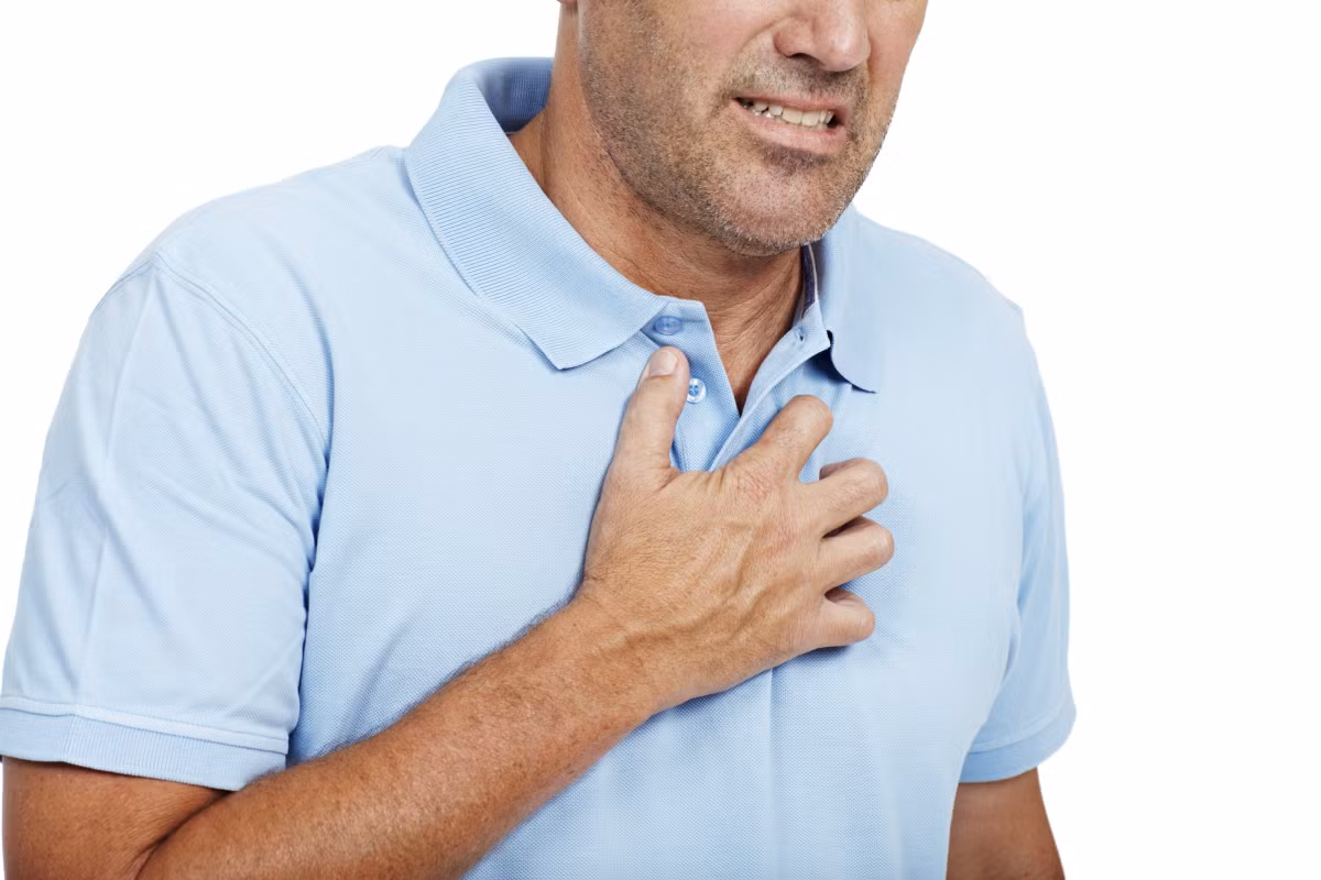 Ô nhiễm không khí cũng có thể từ từ tác động mỗi ngày đến sức khỏe và gây ra những bệnh mãn tính như viêm đường hô hấp, bệnh tim, ung thư phổi, tổn hại đến hệ thần kinh, tổn hại nội tạng mà nặng nề nhất là gan và thận. 