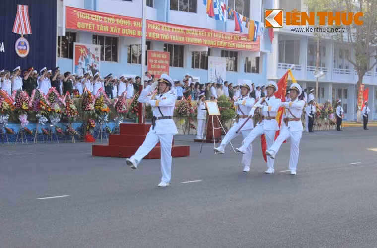 Quân kì – lá cờ từng có mặt trong tất cả các buổi diễu duyệt suốt 60 năm qua và đây cũng là biểu tượng cho sức mạnh, lòng dũng cảm của các chiến sĩ Hải quân ngày đêm canh giữ biển trời.