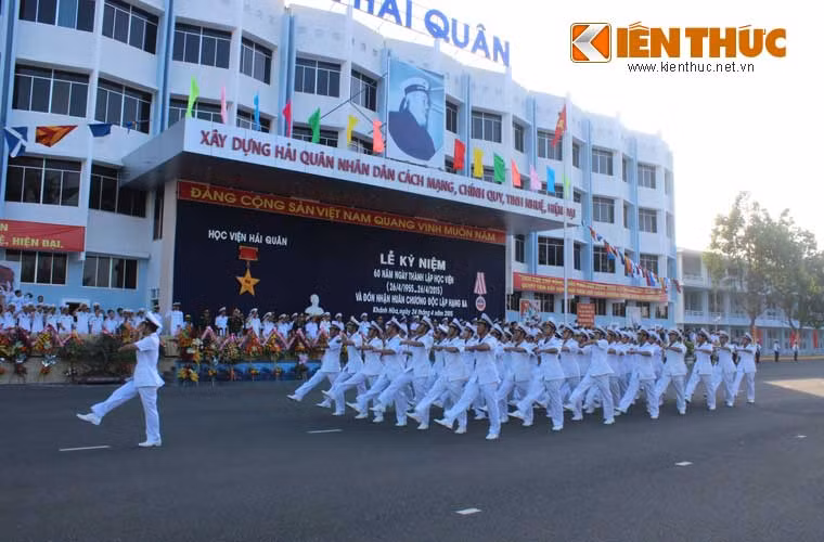 Khối học viên các hệ - những sĩ quan đã từng tốt nghiệp dưới mái trường này, trở thành cán bộ chỉ huy – lãnh đạo các đơn vị trong toàn Quân chủng trở về đây học tập để nâng cao trình độ, đảm nhận các chức vụ cao hơn, nặng nề nhưng cũng rất vinh quang.