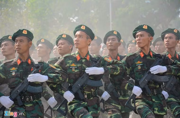 Các hình ảnh trong buổi hợp luyện diễu binh, diễu hành chuẩn bị cho lễ kỷ niệm 40 năm giải phòng miền Nam thống nhất đất nước cho thấy nhiều điểm khác về trang bị bộ đội Việt Nam. Theo đó, một vài khối chiến sĩ sử dụng mũ nồi thay cho mũ kê pi hay là mũ bảo hộ truyền thống. Đặc biệt, lần đầu tiên súng trường tiến công Galil ACE 31 do nhà máy Z111 sản xuất theo công nghệ Israel sẽ tham gia diễu binh. Đây có thể xem là bức ảnh quân sự Việt Nam ấn tượng nhất tuần qua.