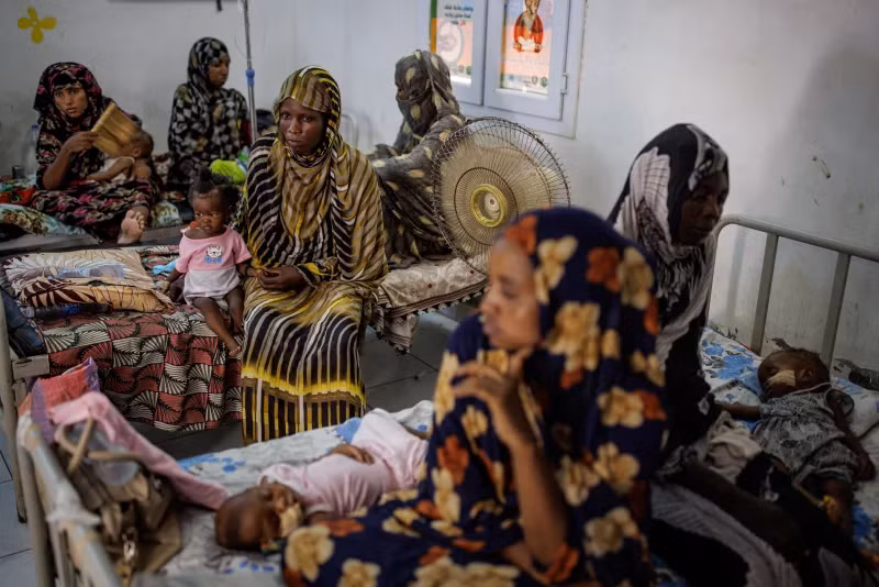 Các bà mẹ bên những đứa con bị suy dinh dưỡng bên trong một trung tâm ở Bệnh viện nhi Port Sudan ngày 3/9. Ảnh: NPR.